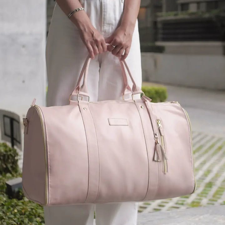Reiseveske og håndbagasje med ergonomiske håndtak og smart organisering for komfortabel transport.