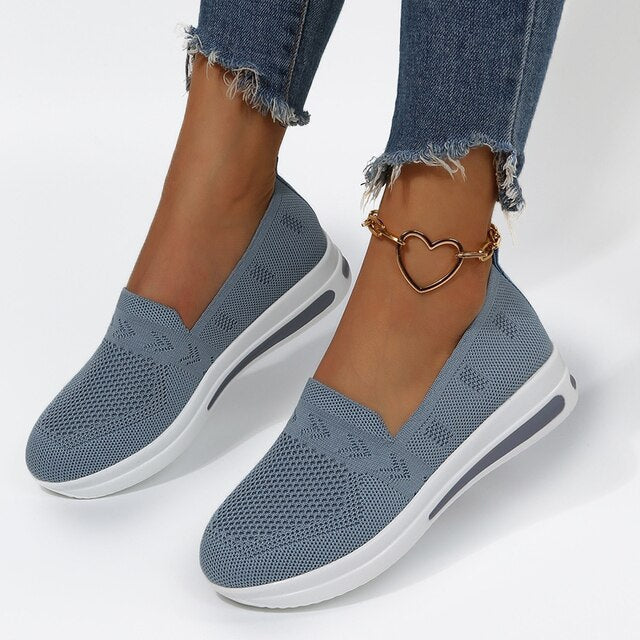 Stilrene damesneakers i svart, ideelle for aktiv fritidsbruk. Komfortsko med bred tåboks og allsidig design.