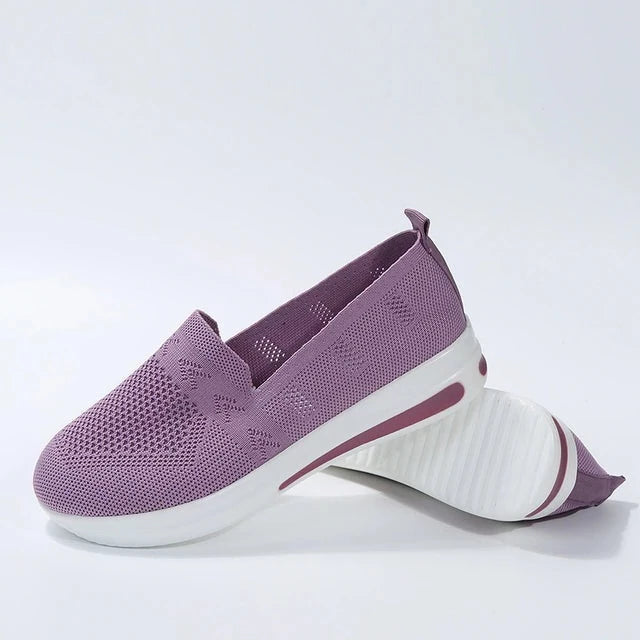 Komfortable damesneakers i mørkeblå og svart, med bred tåboks. Ideelle fritidssko som kombinerer stil og funksjon.