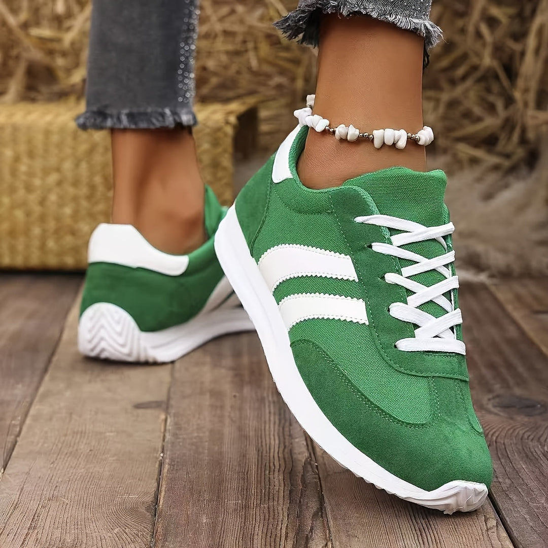 Dame løpesko med moderne design og komfortabel snøring, perfekt for en aktiv og sporty hverdag.