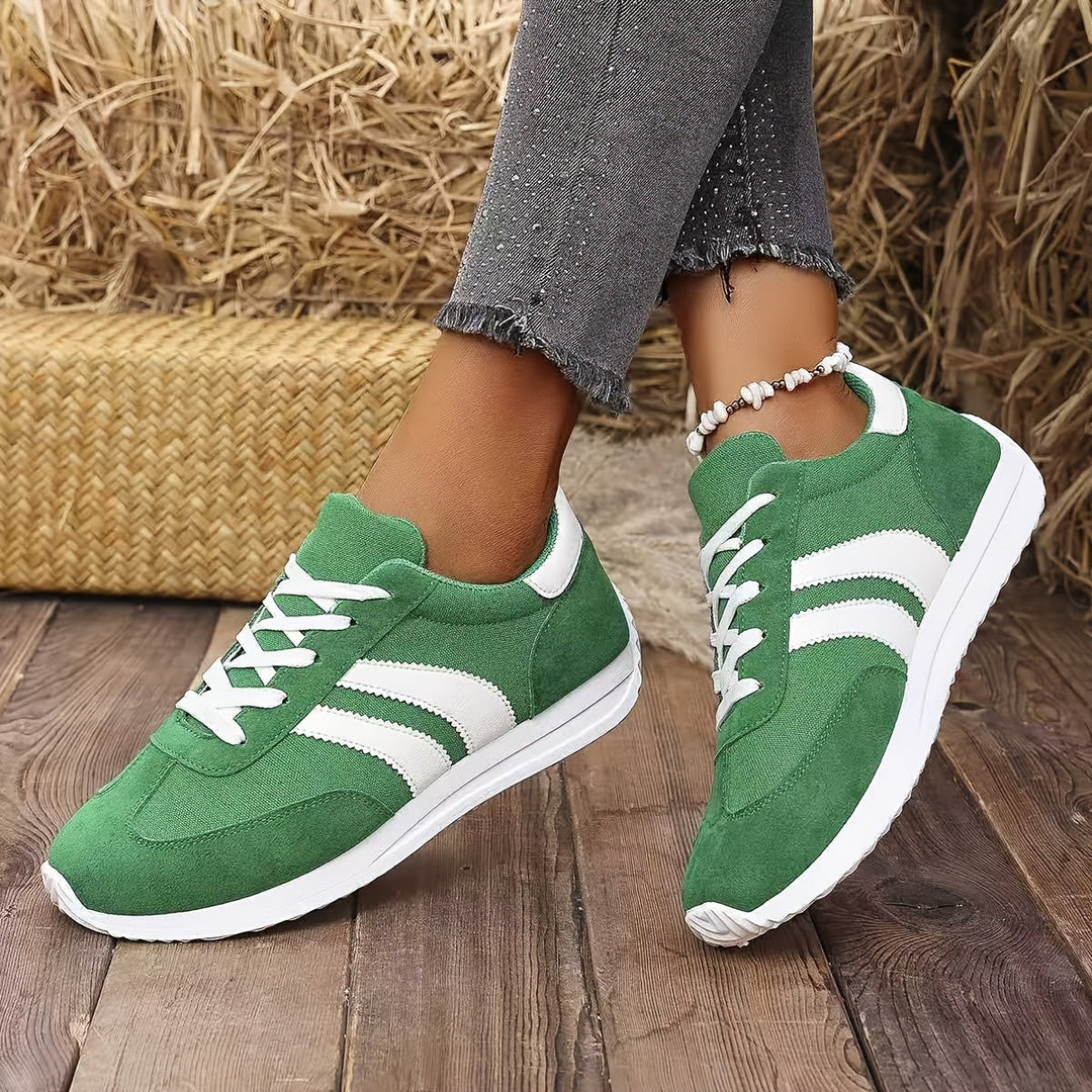 Sporty damejoggesko med moderne design, lettvekt og justerbar snøring for optimal komfort hele dagen.