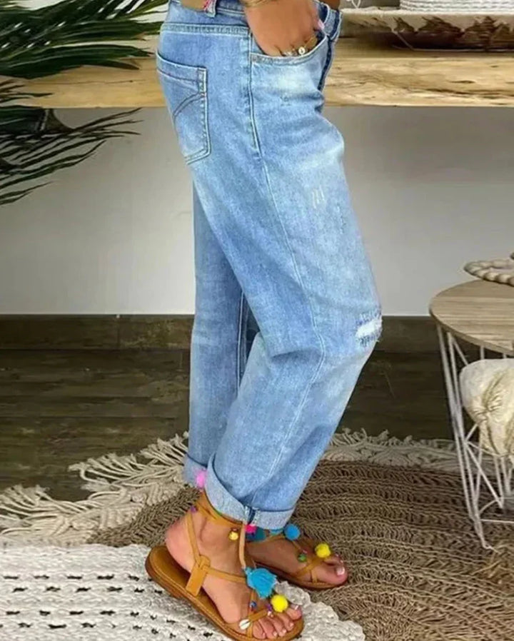 Stilfulle dame baggy jeans i løs passform. Ideelle komfort jeans for casual fritid og trendy vårklær.