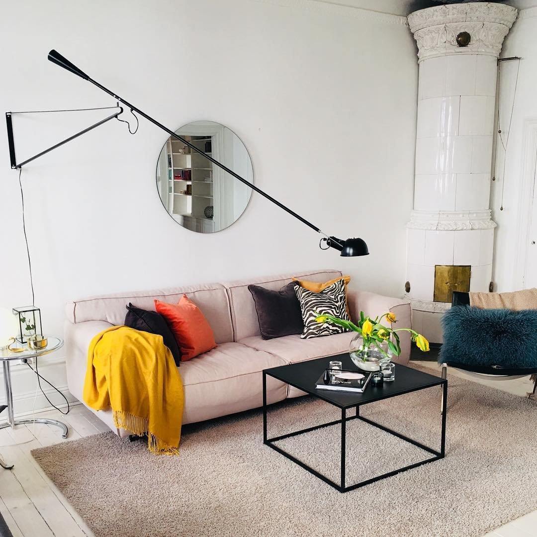 Svart justerbar vegglampe 265 for leselys i soverom. Industriell design gir moderne innendørs belysning.