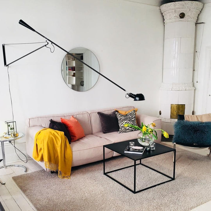 Svart justerbar vegglampe 265 for leselys i soverom. Industriell design gir moderne innendørs belysning.