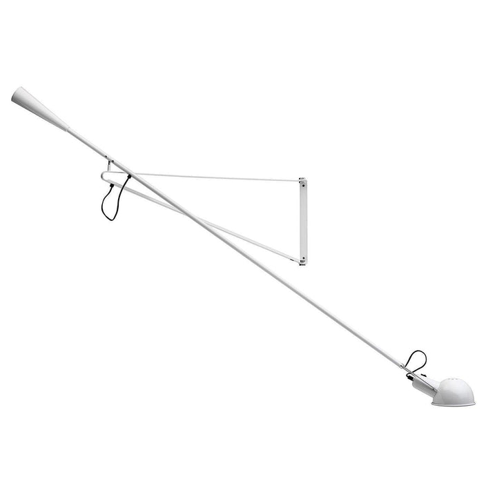 Robust justerbar vegglampe 265 i industriell design. Gir effektivt arbeidslys i moderne hjem.
