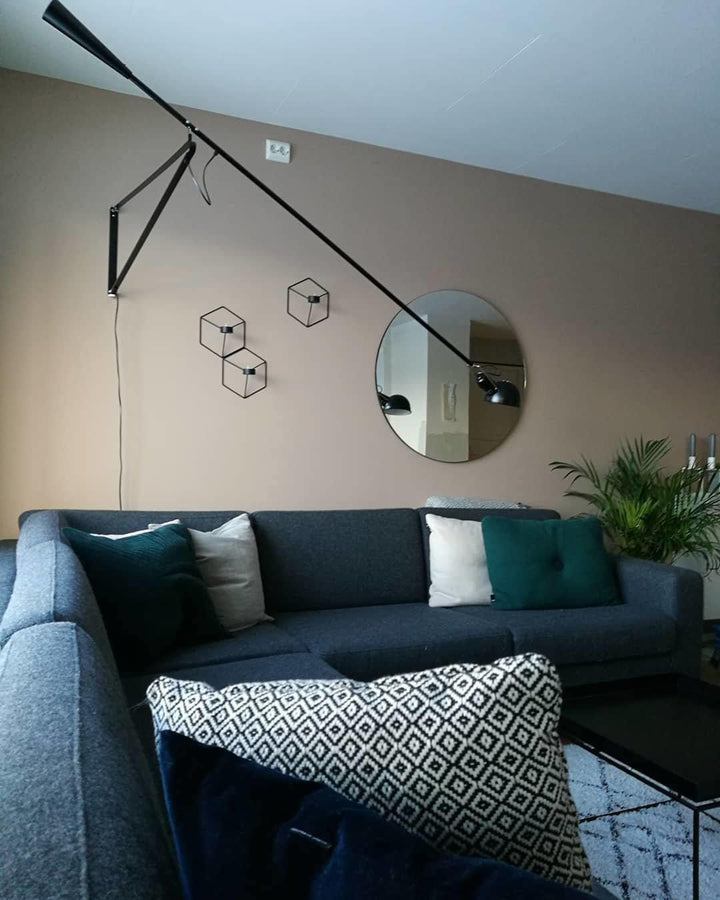 Justerbar leselampe, Modell 265, i svart industriell design. Ideell som stuelampe for koselig belysning.