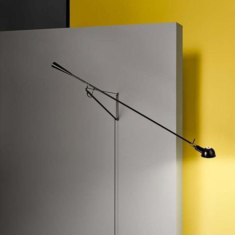Elegant justerbar vegglampe i industriell stil, Modell 265. Svart design for moderne innendørs belysning.