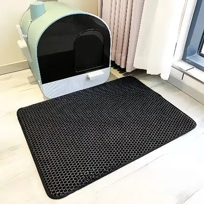 Katt går på sklisikker kattesandmatte; fanger opp sand fra potene og minimerer spredning.