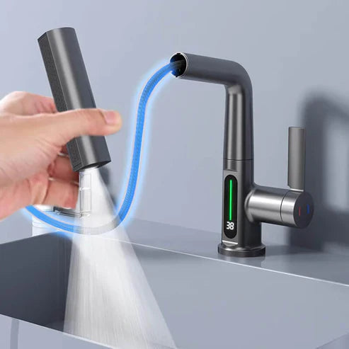 Detaljbilde av uttrekkbar kjøkkenkran med aktiv sprayfunksjon. Viser fleksibilitet og smart LED-display.