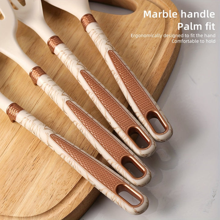 Moderne kjøkkenredskaper i silikon og tre. Et elegant nonstick sett som passer ethvert kjøkken og hjemmekokk.