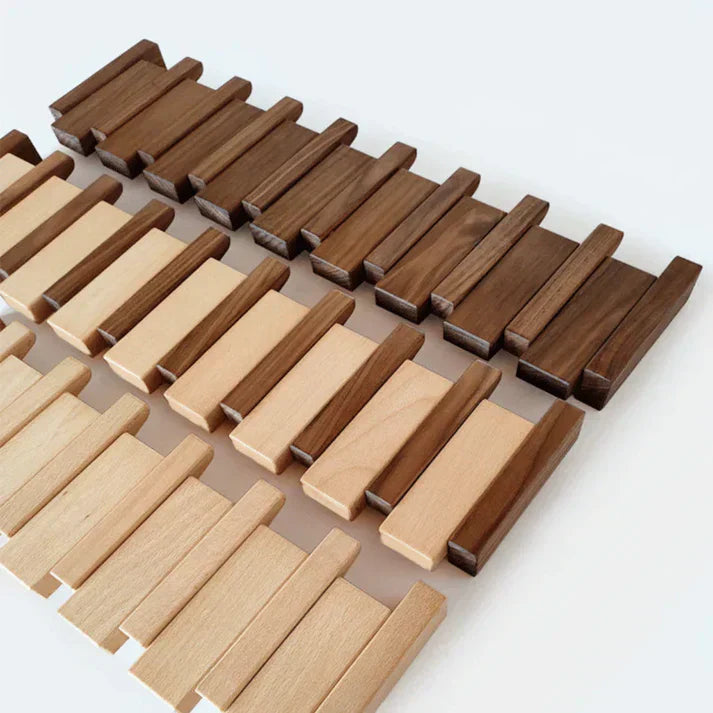 Moderne klesstativ i tre, elegant piano design. Organiser klær og interiør. En funksjonell og stilfull veggkrok.
