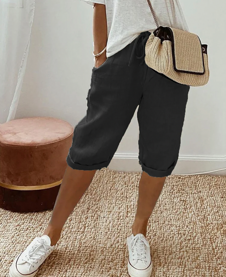 Moderne knelange kvinneshorts i casual stil. Perfekt hverdagsstil og sommershorts med god komfort.