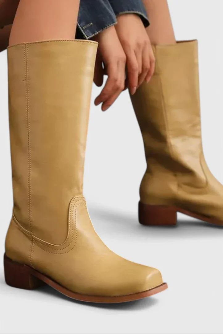 Elegante damestøvler i klassisk stil, ankelhøye og ideelle for både hverdag og penere anledninger.