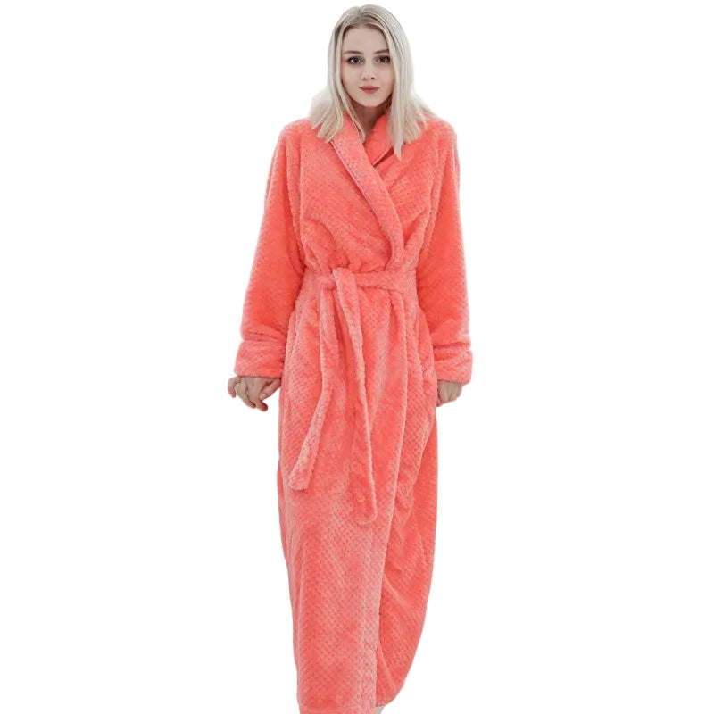 Lang, myk fleece badekåpe for kvinner. Perfekt for varm og luksuriøs komfort hjemme.