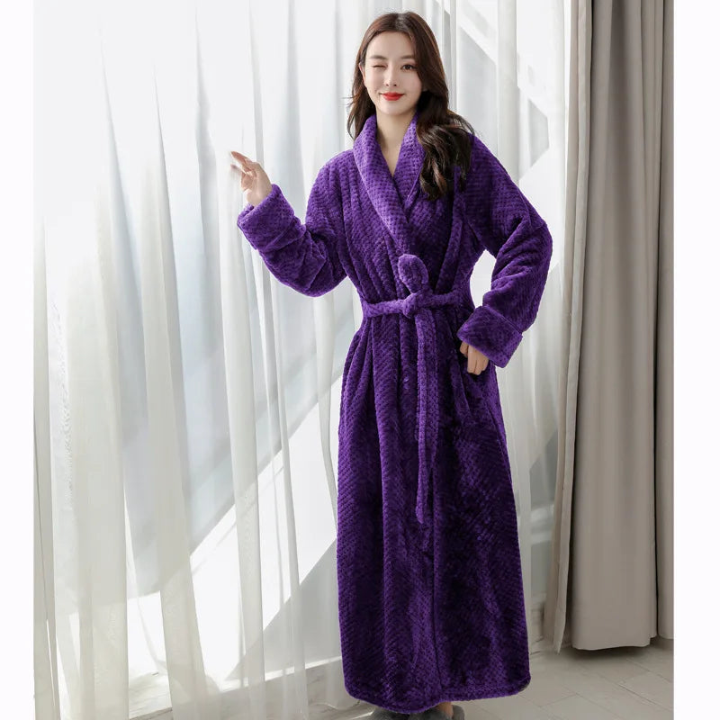 Stilfull lang badekåpe i fleece for kvinner. Komfortabelt loungewear for hjemmekos.