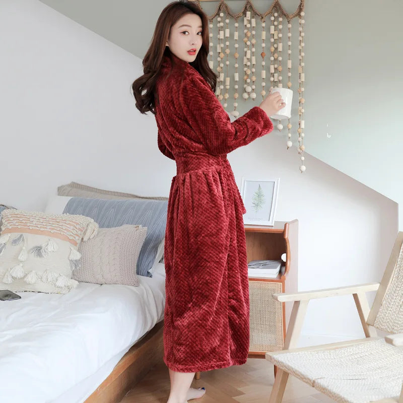 Elegant, lang fleece badekåpe for kvinner. Din nye favoritt for hjemmekos og avslapning.