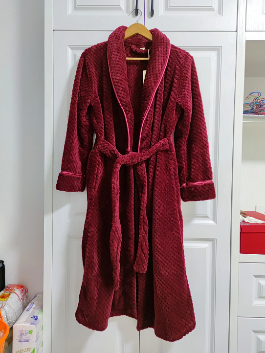Kvinner lang fleece badekåpe. Ultimativ komfort og varme for avslappende øyeblikk hjemme.