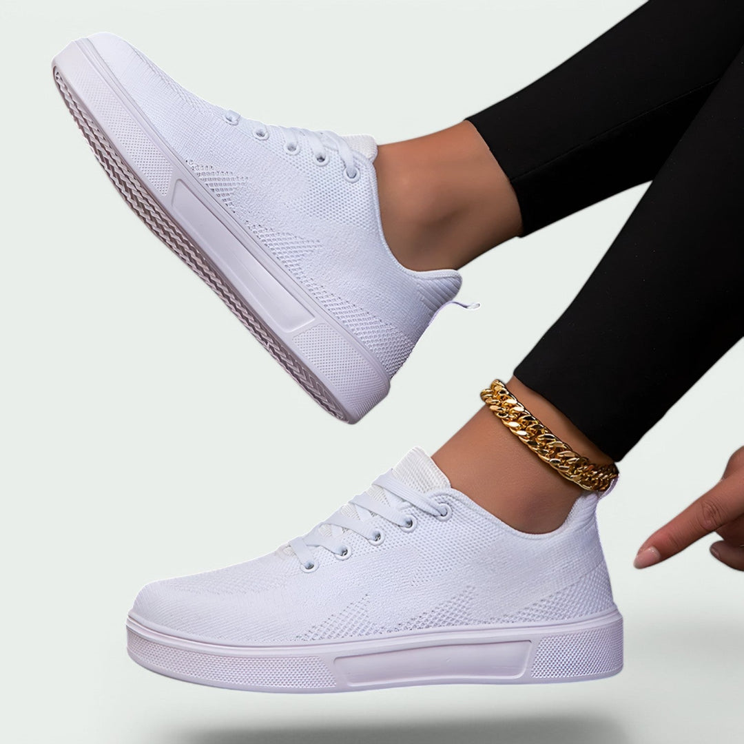 Hvite, minimalistiske kvinner baskets; allsidige og komfortable sommersko med moderne design for casual bruk.
