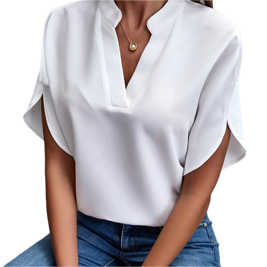 Elegant kvinnebluse med split V-hals og korte ermer. Komfortabel og allsidig for vår og sommer.