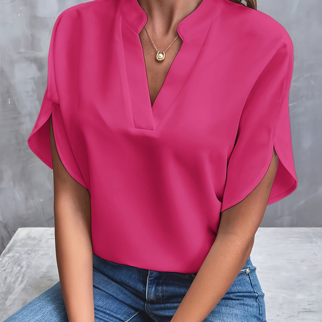 Komfortabel kvinnebluse med mykt stoff, split V-hals og korte ermer. Elegant for vår og sommer.