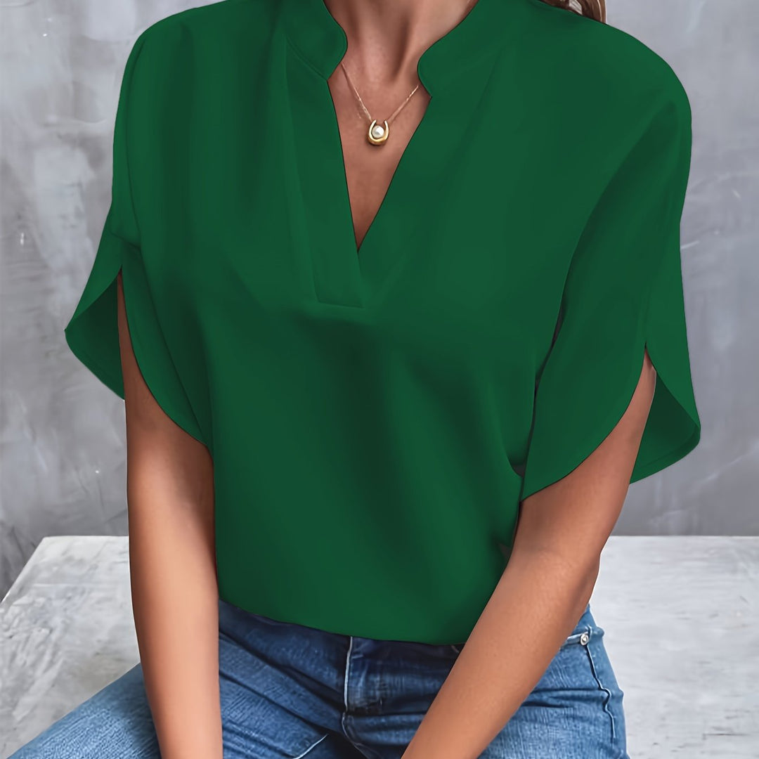 Kvinnebluse med split V-hals stylet for fritid. Kort erme, elegant og komfortabel passform.