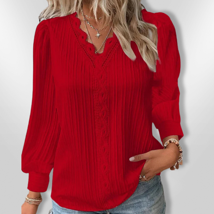 Nydelig langermet kvinnebluse med intrikate detaljer og en plissert finish, ideell for elegant mote.