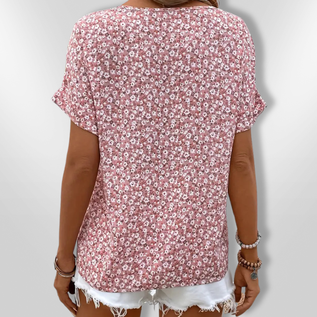 Elegant kvinne topp med blomsterprint. Lett og flytende design, perfekt for en feminin og frisk sommerlook.