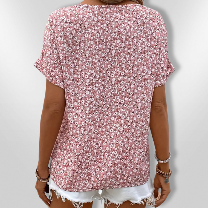 Elegant kvinne topp med blomsterprint. Lett og flytende design, perfekt for en feminin og frisk sommerlook.