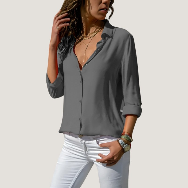 Nærbilde av en tidløs elegant damebluse. Mykt stoff og feminin design, perfekt for vår.