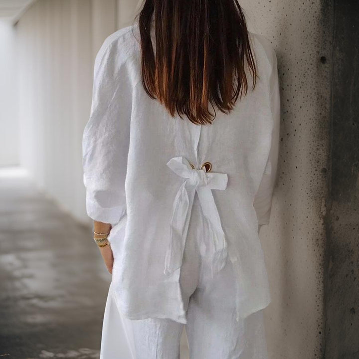 Kvinnebluse med rett snitt stylet for kontoret; en elegant og komfortabel bluse for profesjonell mote.
