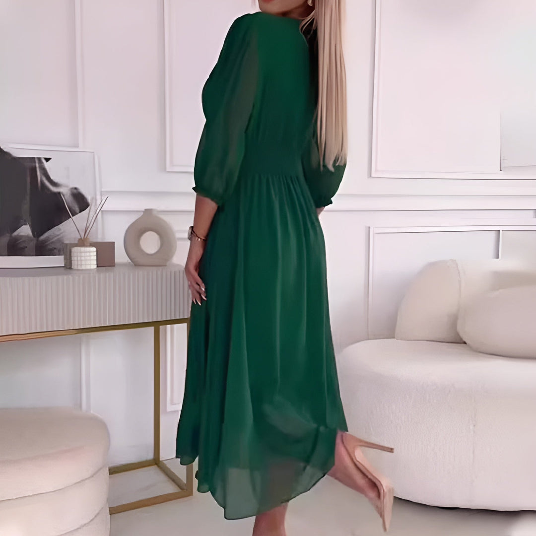 Kvinne i flytende, lettvekts chiffonkjole. Elegant sommerkjole som passer perfekt til vår og fest. Damekjole.