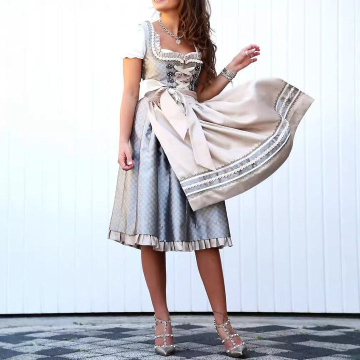 Tradisjonell aprikos dirndlkjole for kvinner, elegant design med broderi og snøring, ideell festdrakt.