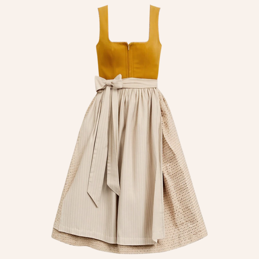 Tradisjonell bayersk damekjole i vintage stil, en orange festkjole med beige forkle for selskap.