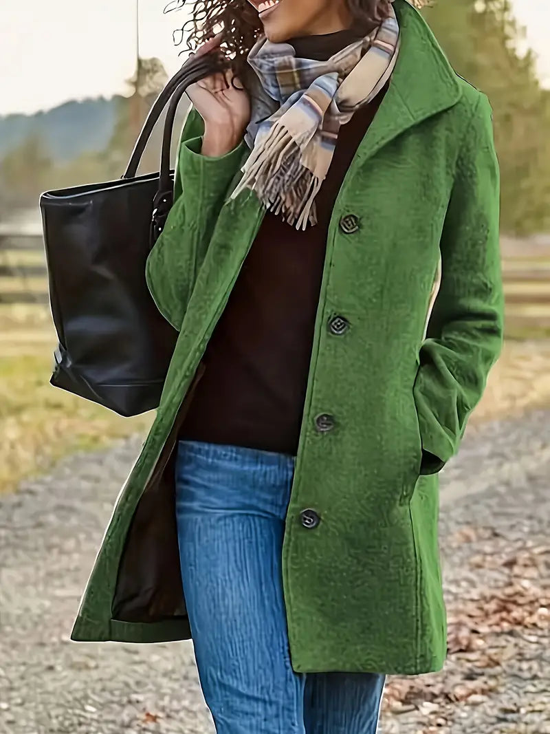 Full lengde bilde av elegant damekåpe med enkeltknapp. Essensielt yttertøy for kvinner.