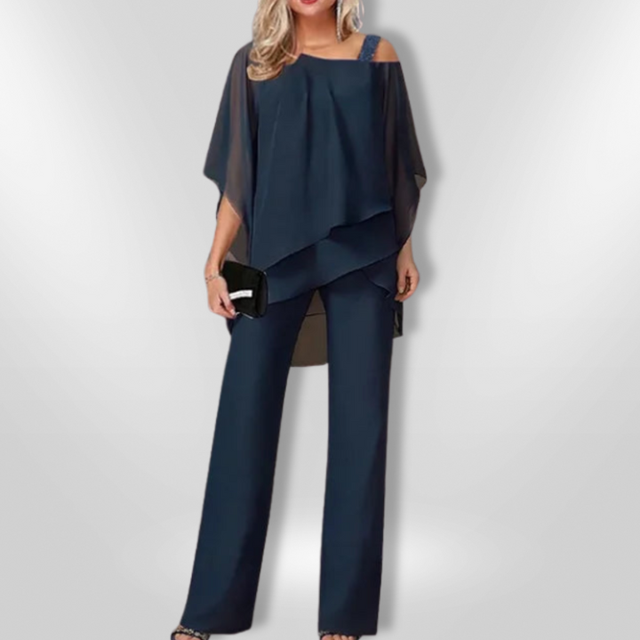 Blå asymmetrisk ensemble. Moderne topp og brede bukser for kvinner, perfekt for sommerantrekk.