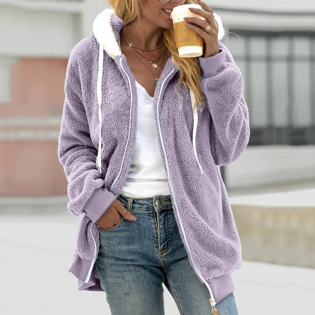Elegant og funksjonell hettecardigan i oversized modell for kvinne, ideell for hverdagsbruk og varme.