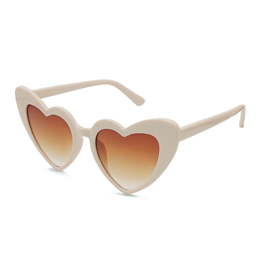 Trendy hjerteformede solbriller for kvinner med UV400 beskyttelse, perfekt sommertilbehør.