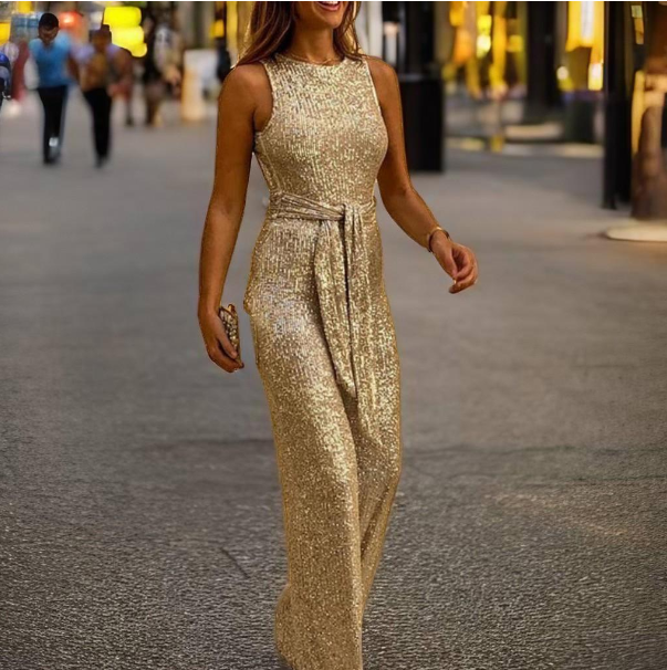 Glitrende jumpsuit dame med åpne skuldre, et flott festantrekk. Glamorøs for spesielle anledninger.