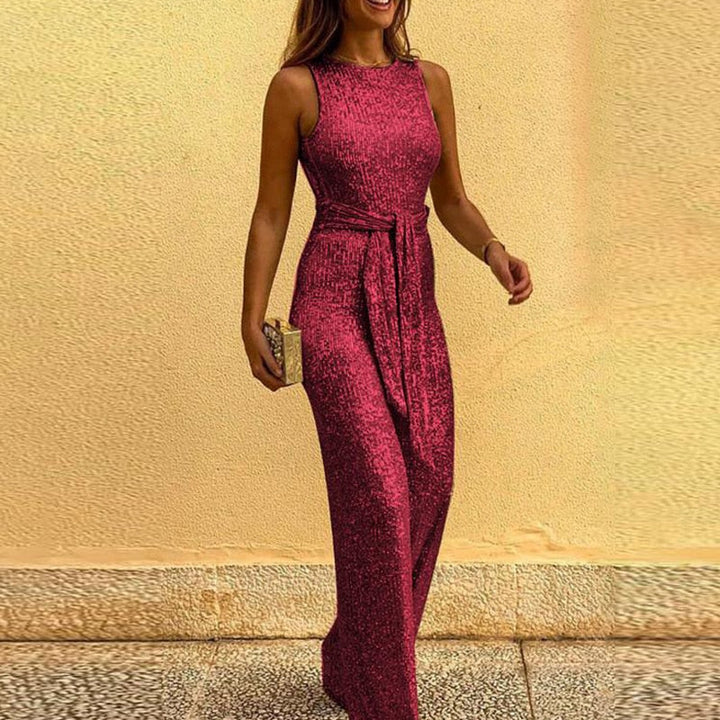 Jumpsuit med åpne skuldre for damer. Glitrende stoff og slim fit, perfekt som elegant festantrekk.