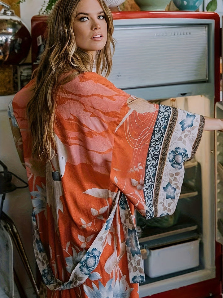 Rød-orange og rosa blomsterkimono med åpen front. Elegant og lett sommerplagg for damer.