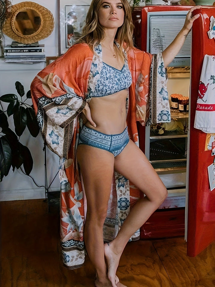 Luftig sommerkimono for strand og ferie, med delikat blomstermønster. Komfortabel og chic.