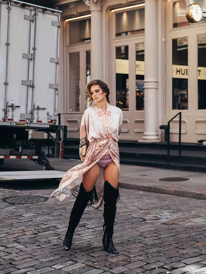 Elegant blomsterkimono til kvinner, ideell for sommerfest eller strandbruk. Med åpen front.