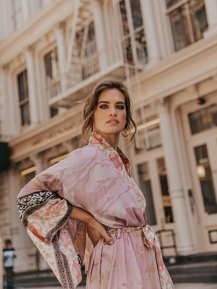 Sommerklar lettvekt kimono med fargerikt blomstertrykk; rød, orange, rosa toner. Feminin stil.