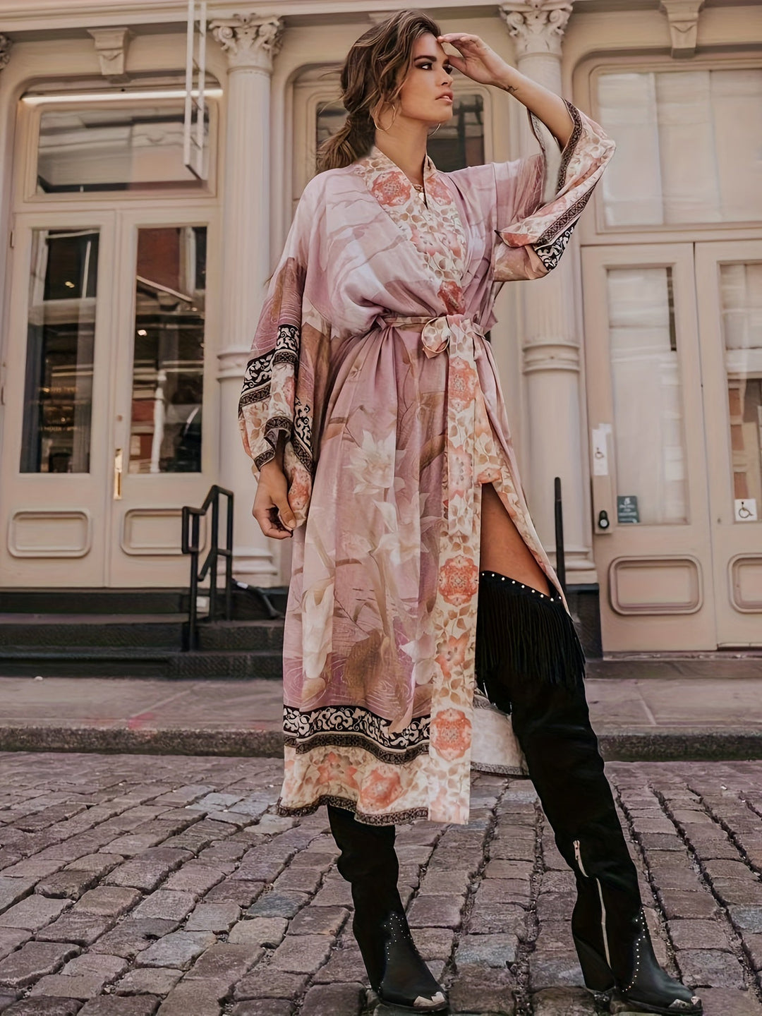 Luftig og elegant blomsterkimono for en stilfull sommerlook, perfekt ferieplagg. Dameklær.