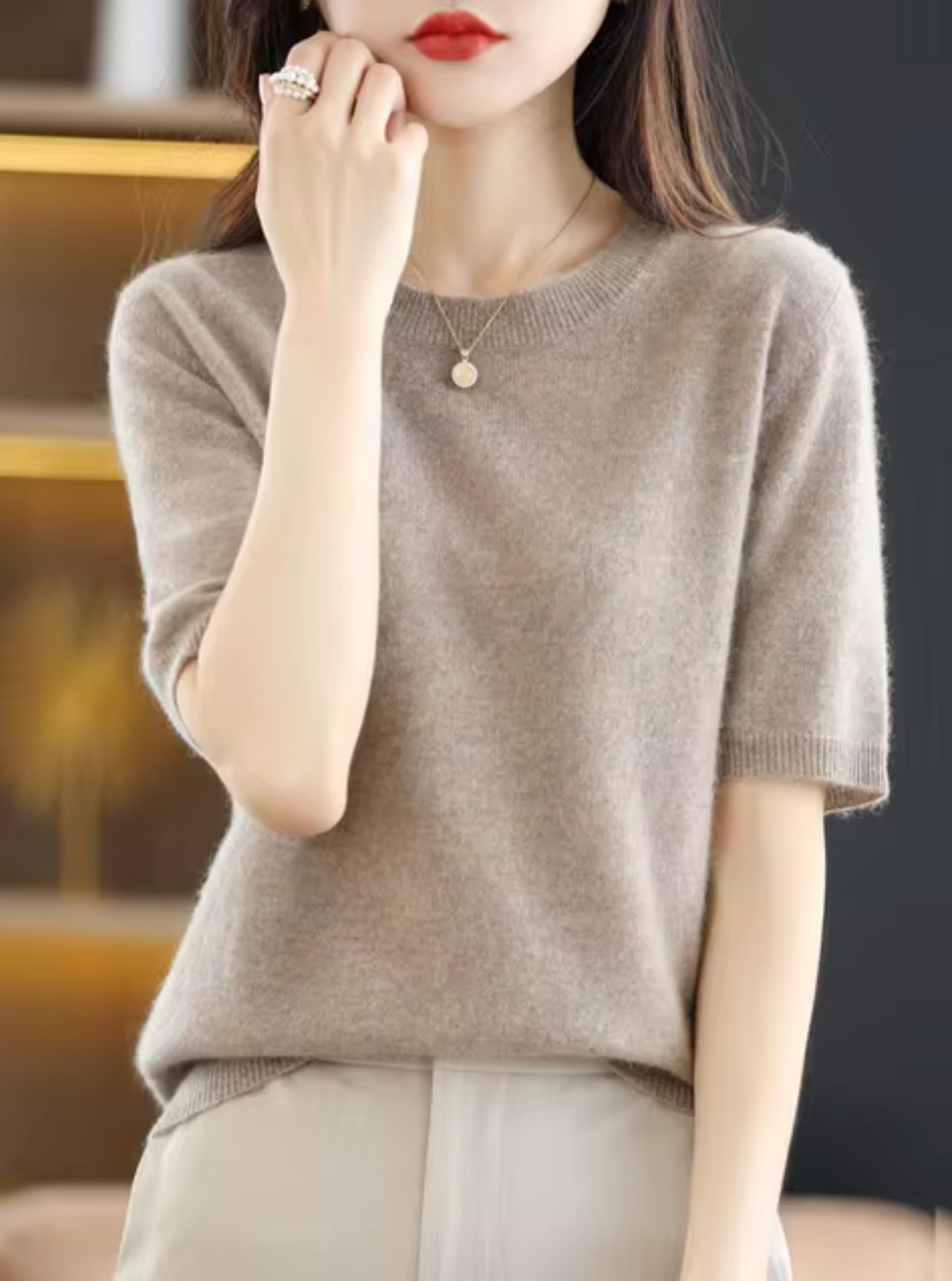 Kortermet rund hals genser for kvinner. Elegant slim fit, tidløs og allsidig for mote.