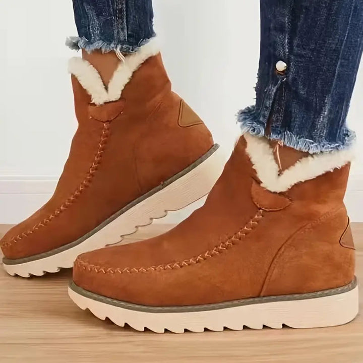 Stilige beige dame vinterstøvler. Trendy kvinneboots for høst og vinter, tilbyr både varme og komfort.