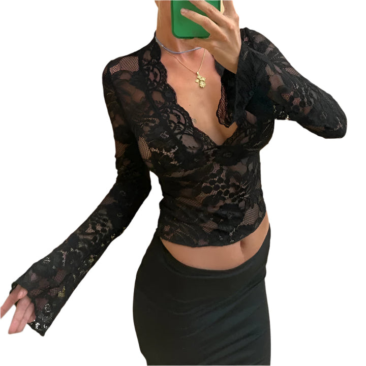 Elegant kvinnebluse med tidløs sjarm. Slim fit topp for vår, sommer og kveldsantrekk.