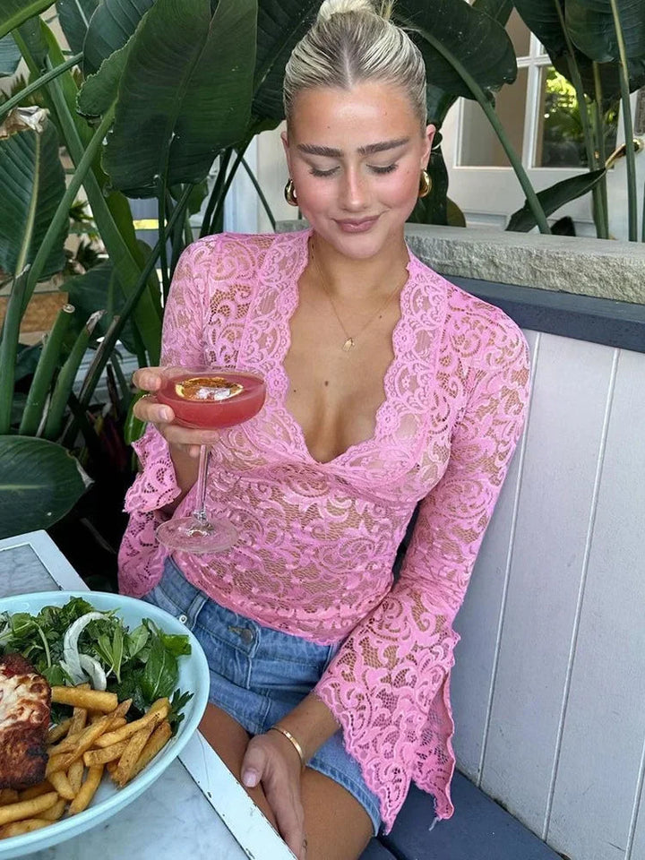 Elegant og tidløs kvinnebluse. Slim fit topp som passer til både vår, sommer og festlige anledninger.
