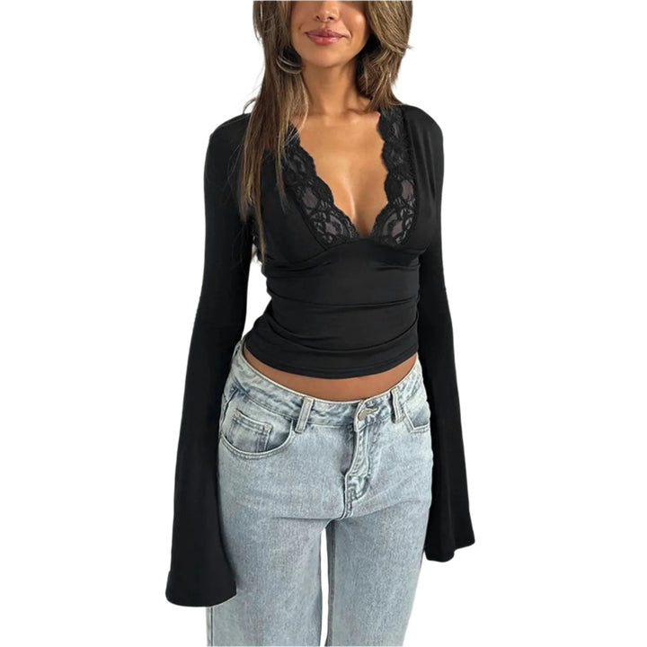 Kvinne blondebluse med tidløs eleganse, slim passform, perfekt som motetopp.