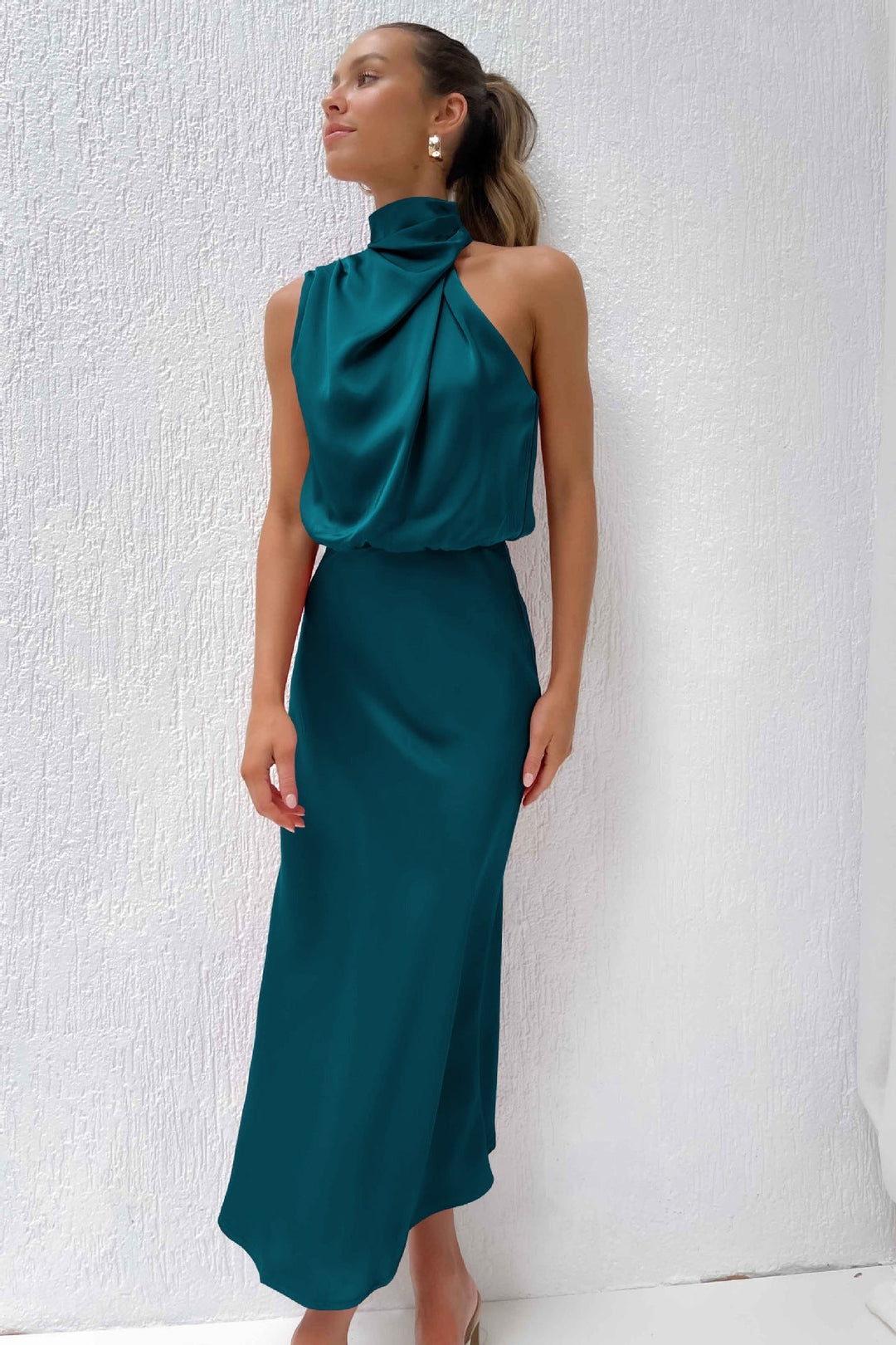 Klassisk lang kjole med sofistikert høy hals, designet for en elegant silhuett. Perfekt til fest.